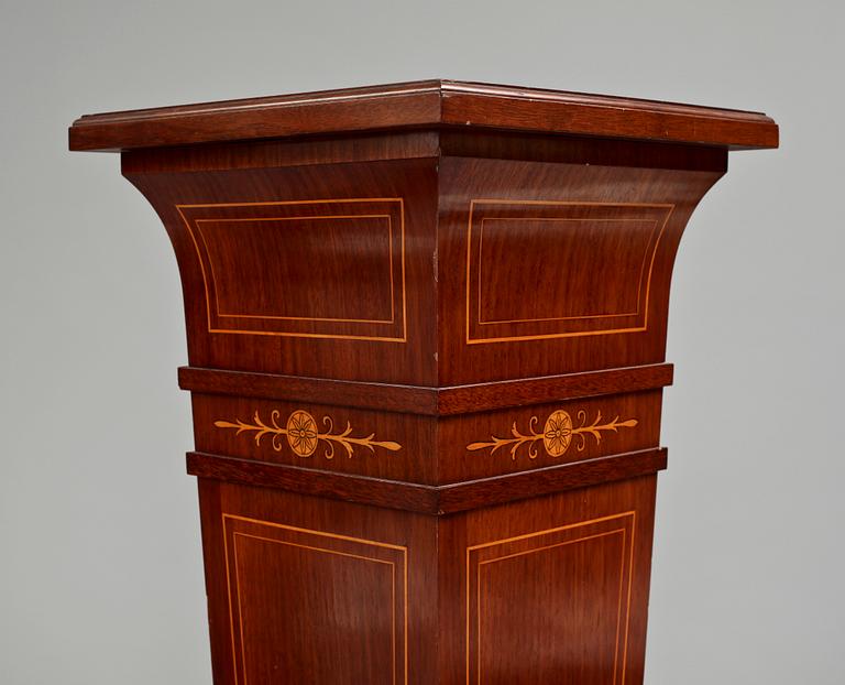 PIEDESTALER, ett par, Karl Johanstil, 1900-tal.