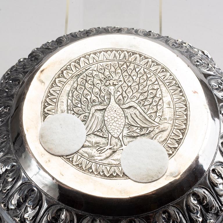 AN INDIAN BURMESE SILVER BOWL / JARDINIERE.