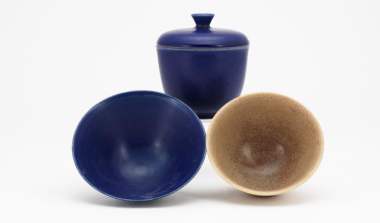 An Erich and Ingrid Triller stoneware set of two bowls and a bowl and cover, Tobo.