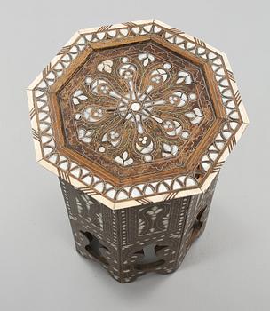 RÖKBORD, orientaliskt, 1900-tal.