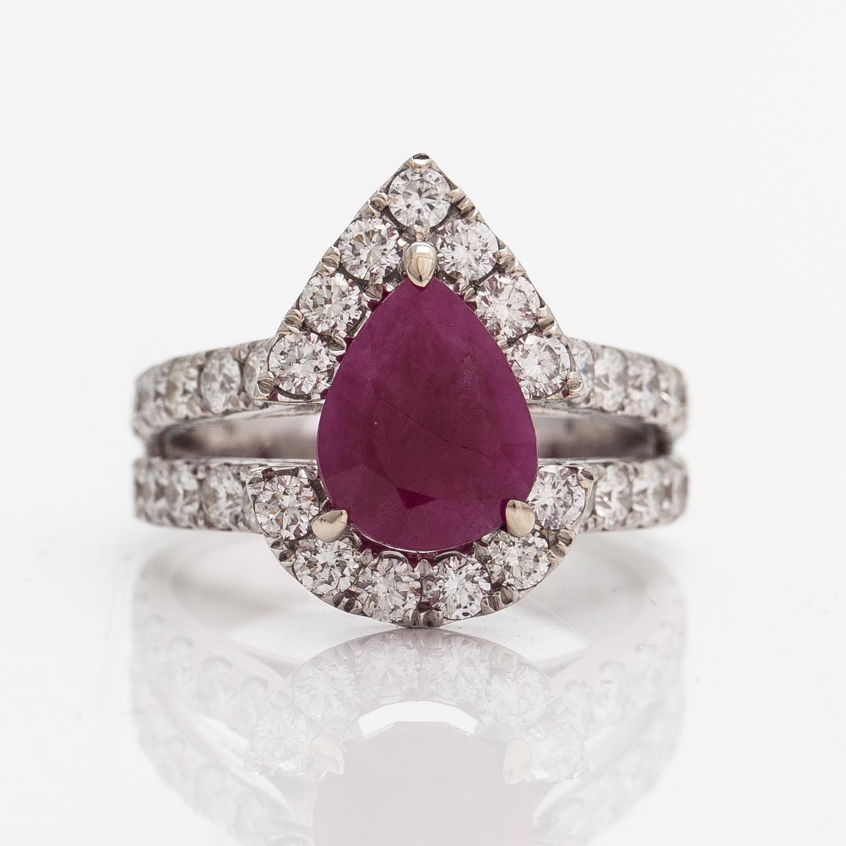 Sormus, 18K valkokultaa, timantteja n. 1,84 ct yht ja rubiini n. 3.50 ct.