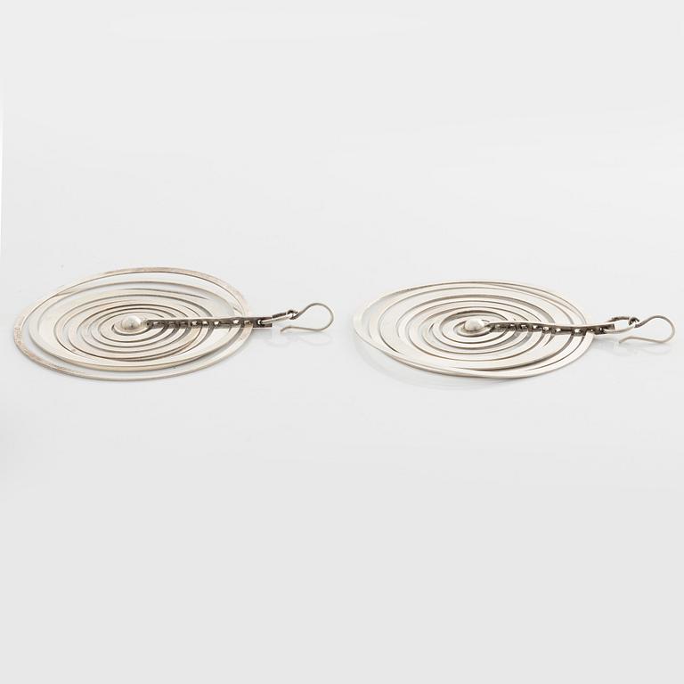 Tapio Wirkkala, Örhängen "Hopeakuu", sterlingsilver.