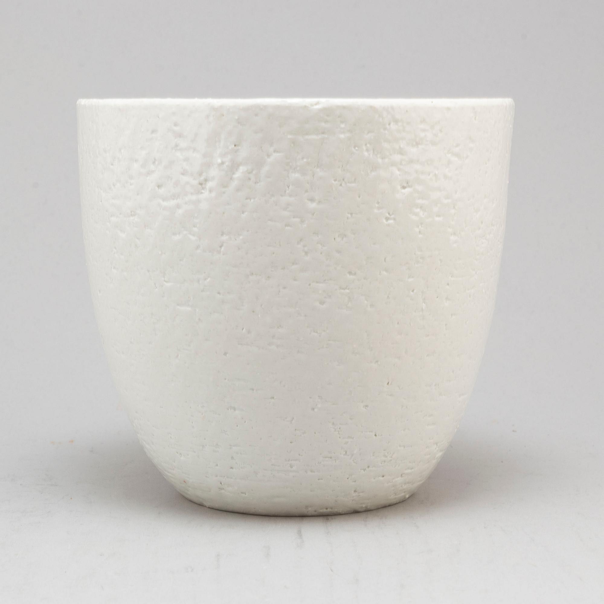 GUNNAR NYLUND, a stoneware bowl from Rörstrand.