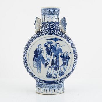 A Chinese blue and white porcelain moonflask, Qing dynasty, 19th century.