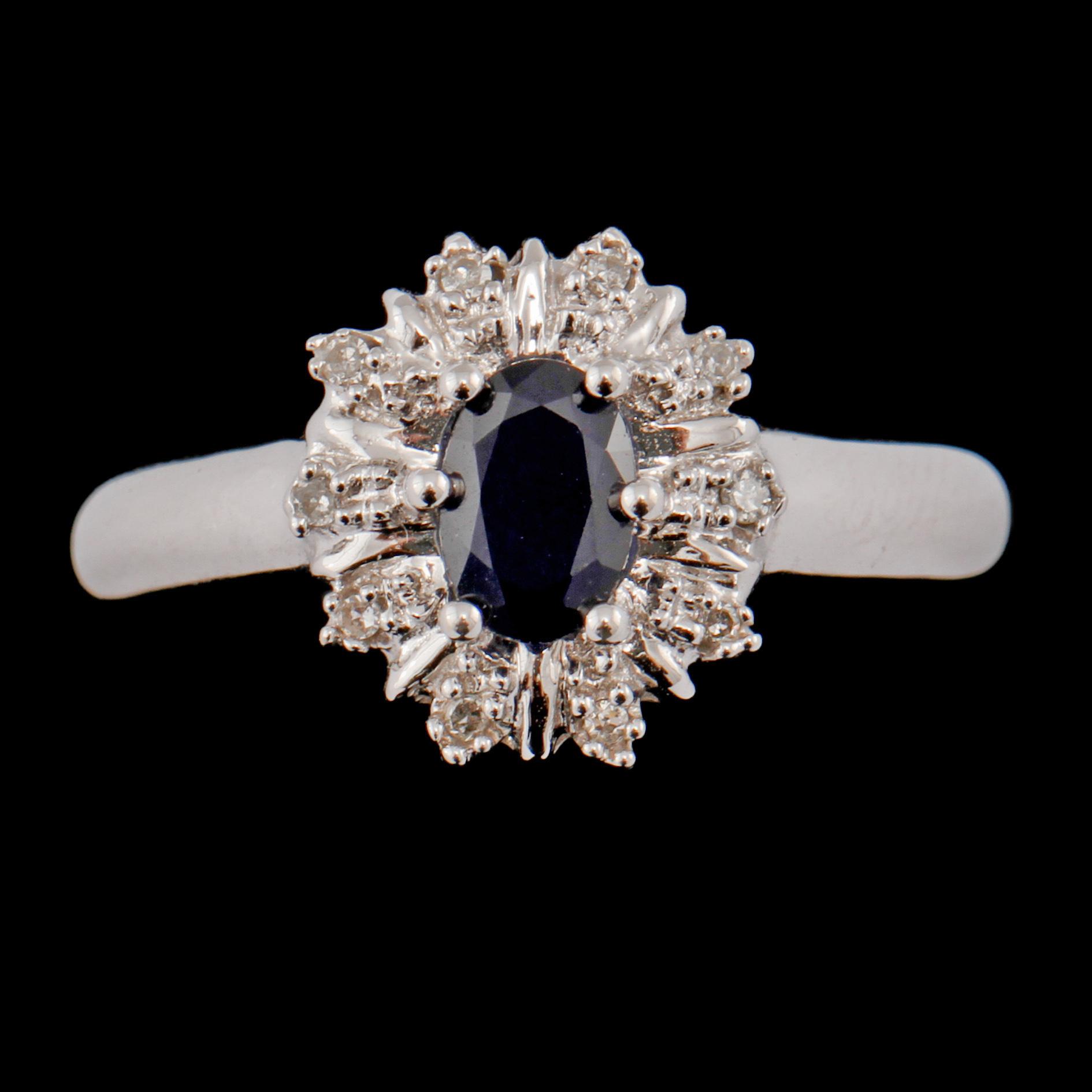 RING, 18k vitguld med 10 åttkantslipade diamanter tot 0.05 ct samt blå safir, Iduna AB, 2000-tal. Vikt 5 g.