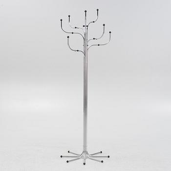 Sidse Werner, tamburmajor, "Coat Tree", Fritz Hansen, Danmark.