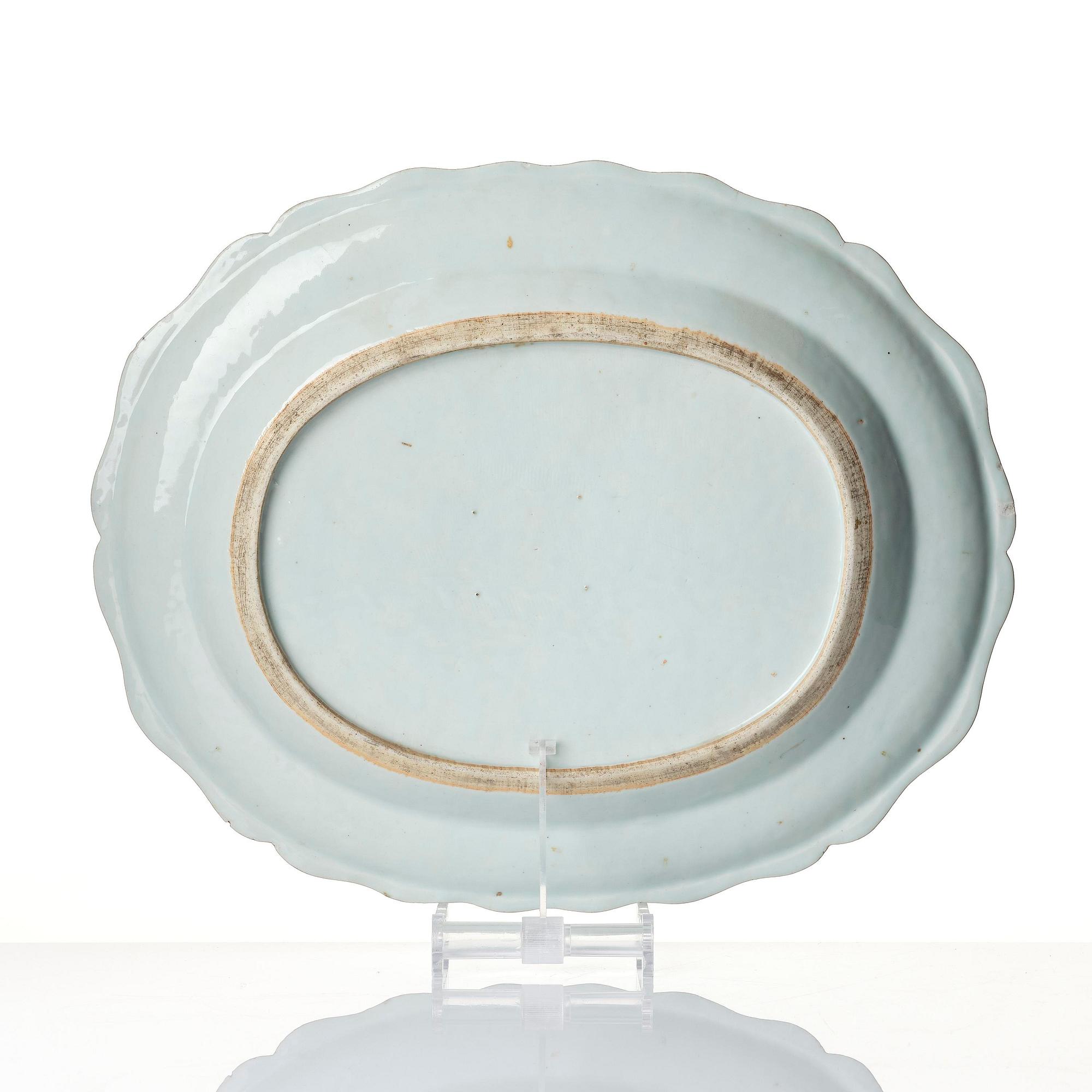 A blue and white 'armorial' dish for the Swedish family 'Grill', Qing dynasty, Qianlong (1736-95).