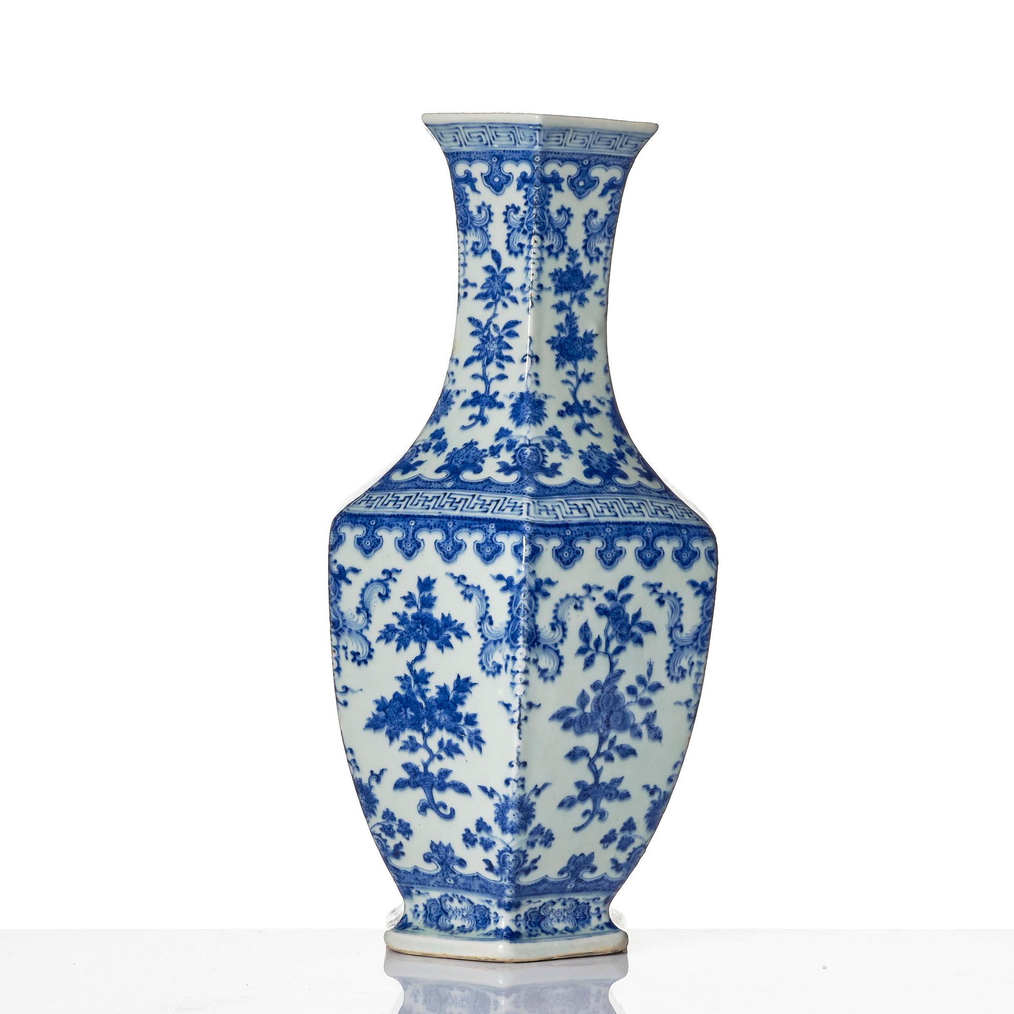Vas, porslin. Qingdynasti, 1800-tal.