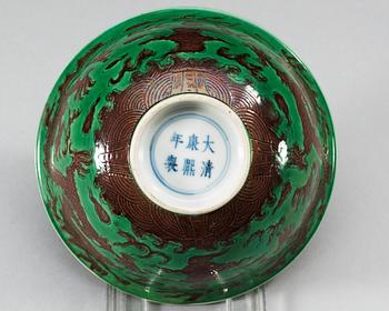SKÅL, porslin. Qing dynastin, Kangxis sex karaktärers märke och period (1662-1722).