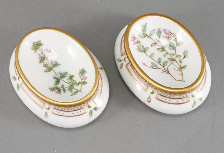 SALTKAR, ett par, porslin, modellnummer 3557 och 3625, Flora Danica, Royal Copenhagen, 1900-tal.