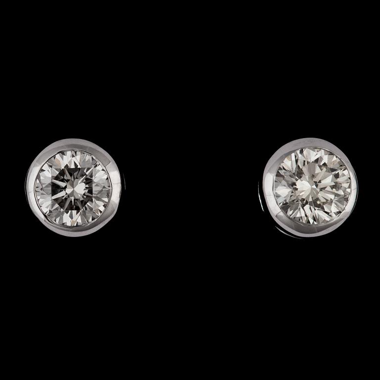 A pair of brilliant cut diamond ear studs, tot. 1.06 cts.
