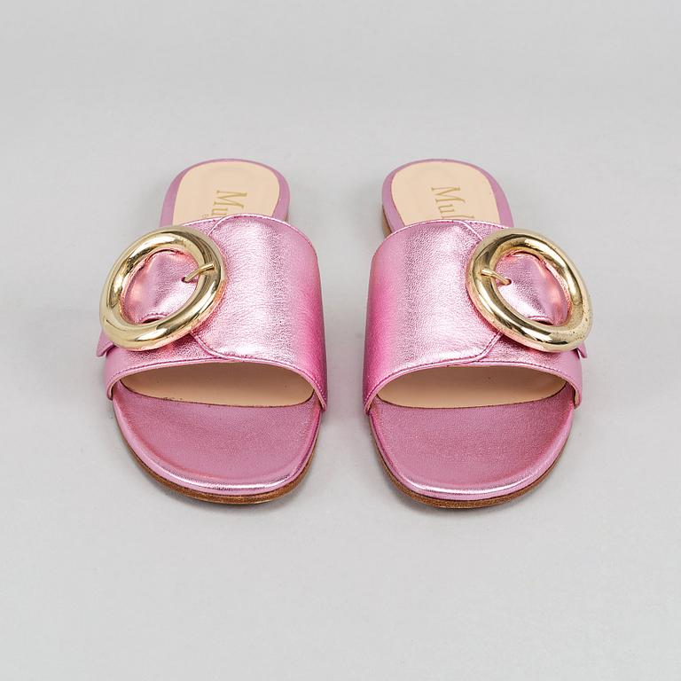 Mulberry, a pair of pinc metallic leather 'Opera Buckle Slide' sandals, size 39.