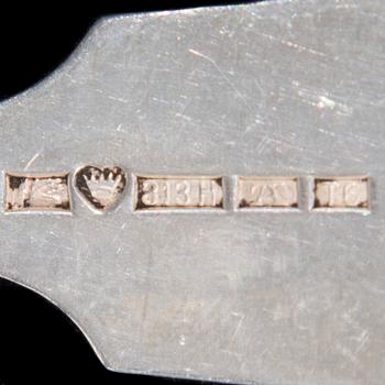 BESTICK, 82 st, silver och nysilver, "Musslan", finska stämplar, bl a Finska Guldsmeds Ab. 1923-48. Silvervikt 1576 g.