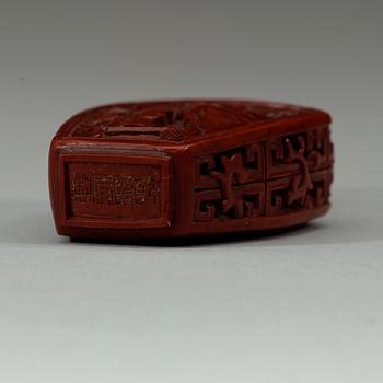 SNUSFLASKA, röd lack. Qingdynastin, med Qianlong fyra karaktärers märke. 1800-tal.