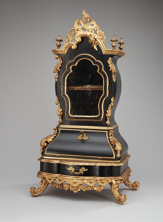MINIATYRSKRIVSKÅP. Trol Danmark. Rokokostil, 1800-tal. I Ortmanns art.