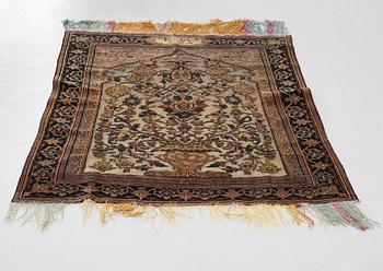 MATTA, antik/semiantik silke Keshan Souf, sannolikt Motachem, ca 112,5 x 100-93 cm (samt överst 1½ cm slätväv).