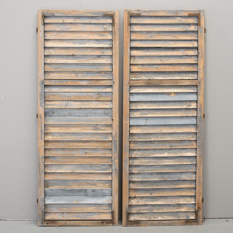 FÖNSTERLUCKOR, ett par, 1900-talets första hälft.