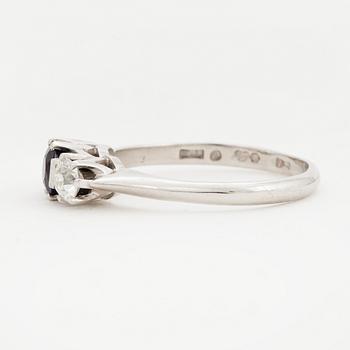 RING, platina, med gammalslipade diamanter och fasettslipad safir ca 0.55 ct.