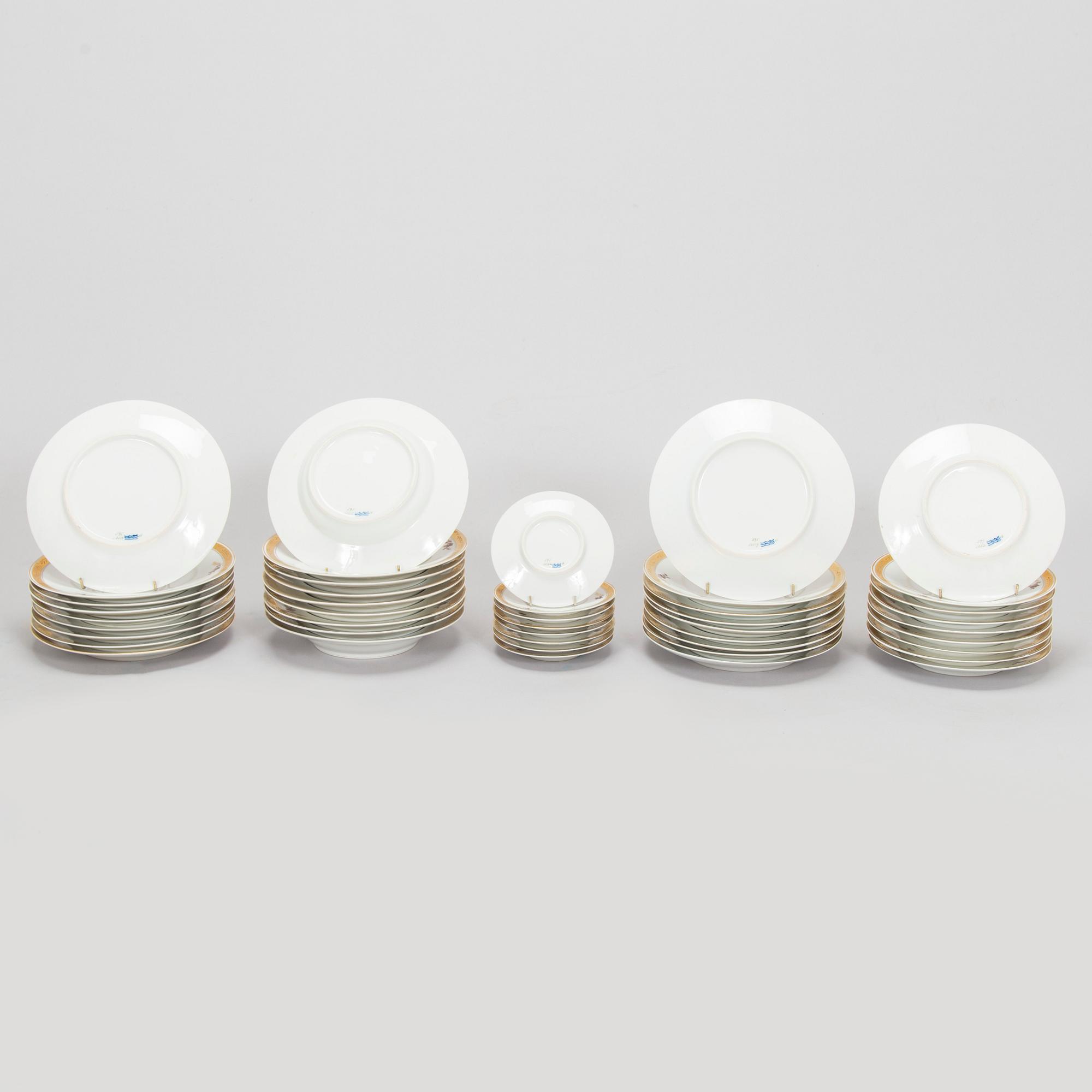 Royal Copenhagen, ruoka-astiasto, 55 osaa, posliinia, "Golden basket" Tanska.