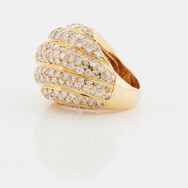 A Cartier ring in 18K gold set with round brilliant-cut diamonds.