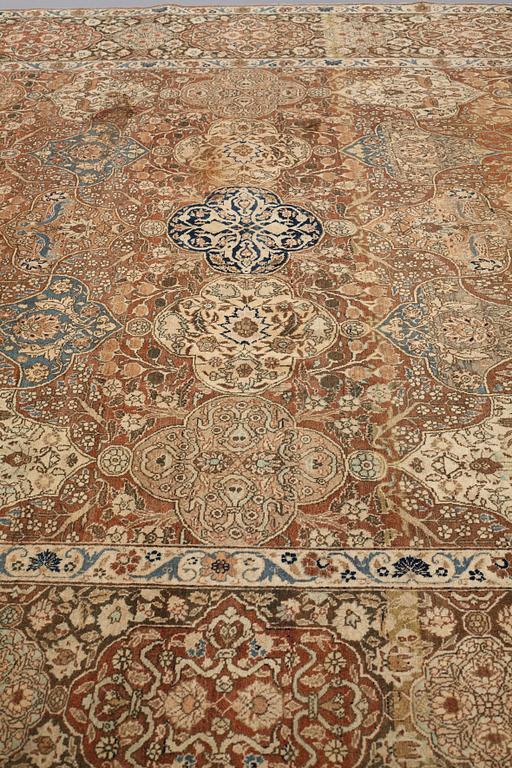 A CARPET, semi-antique Tabriz, ca 424 x 307,5 cm.