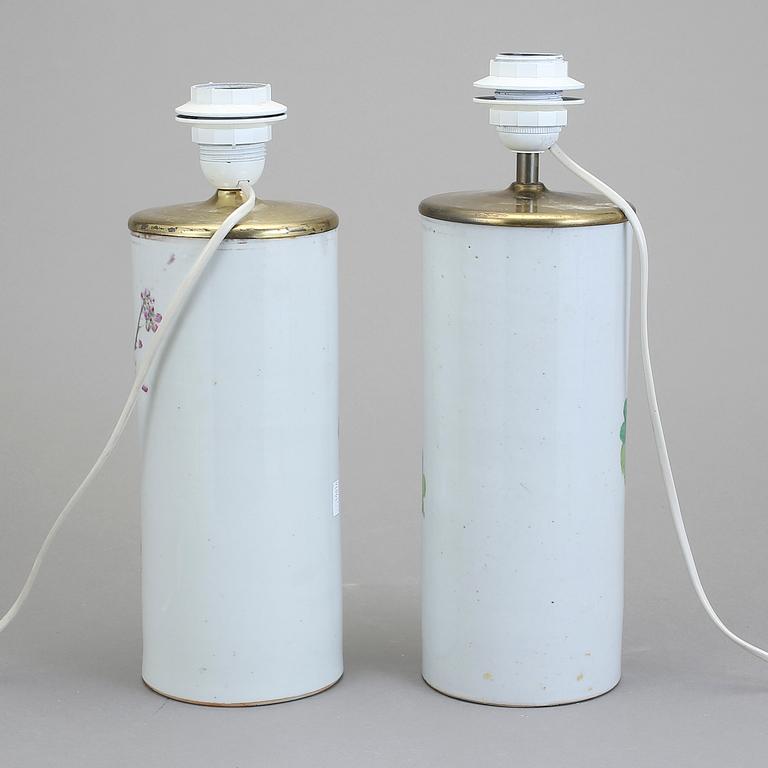 BORDSLAMPOR, ett par, porslin och mässing, Kina 1900-tal.