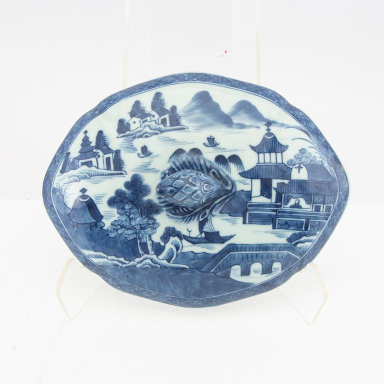 A blue and white export porcelain tureen with cover, China, Qing dynasty, around 1800.