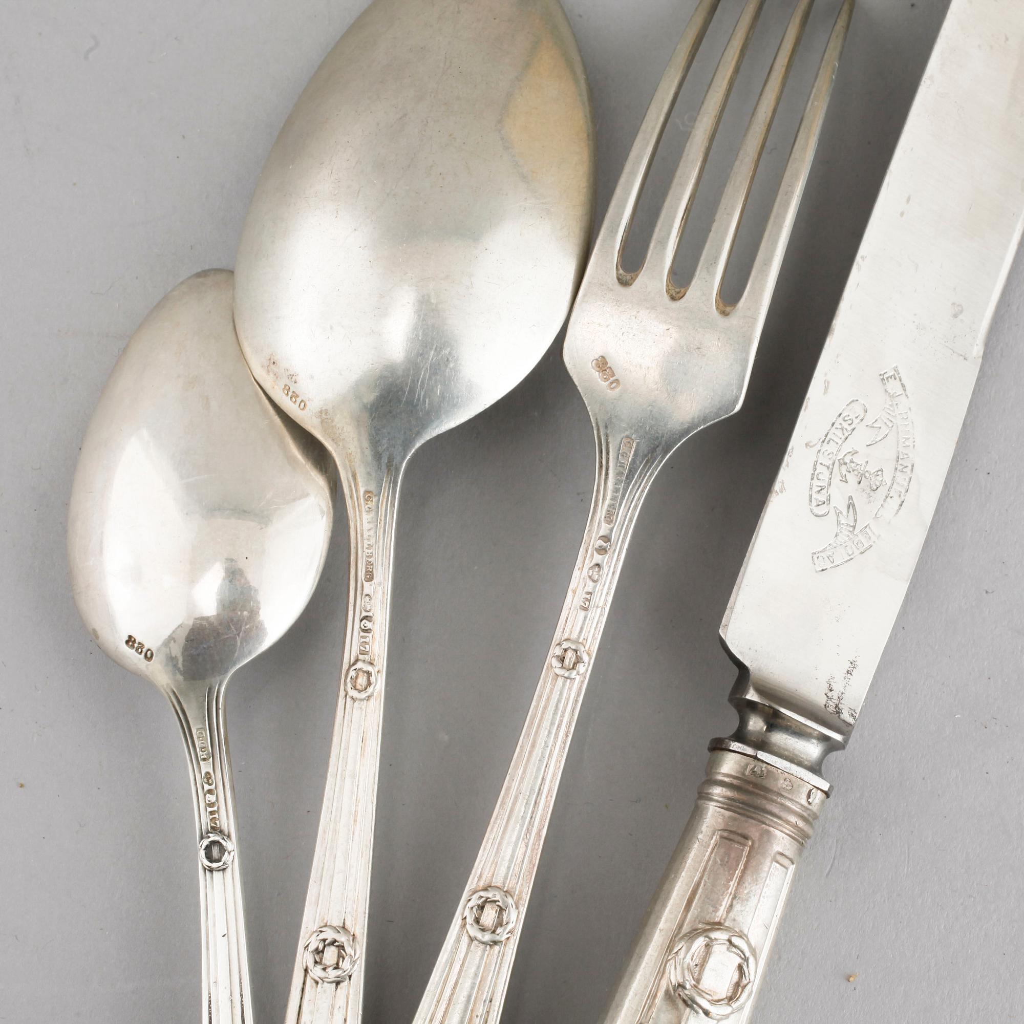 12 pieces of silverware, mid 19th / and early 20th century. Weight 635 g incl steel blade.