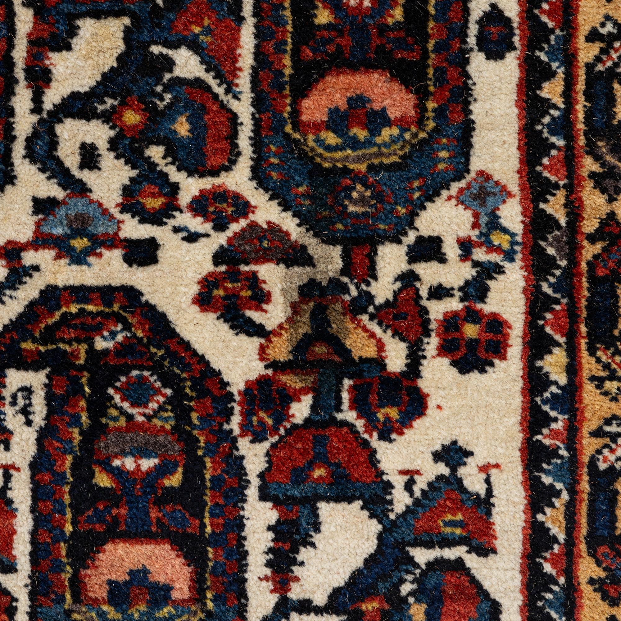 Matta, Chahar Mahal/Bakthiari. Ca 395 x 212 cm.