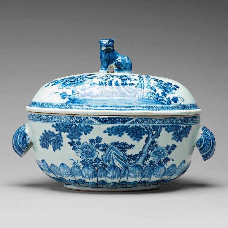 A blue and white tureen with cover, Qing dynasty, Qianlong (1736-95).