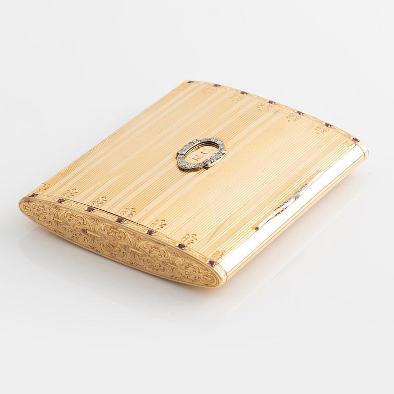 18K gold cigarette case.