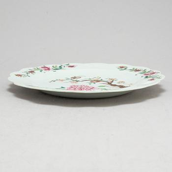 A famille rose export porcelain bowl and a pair of pates, Qing dynasty, 18th century.