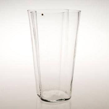 ALVAR AALTO, A glass vase. 'Alvar Aalto 100 years'. iittala 219/1998.