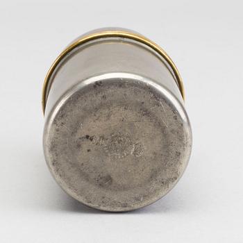 ASK MED LOCK/CIGARETTDOSA, tenn, Firma Svenskt tenn, Stockholm, 1953.