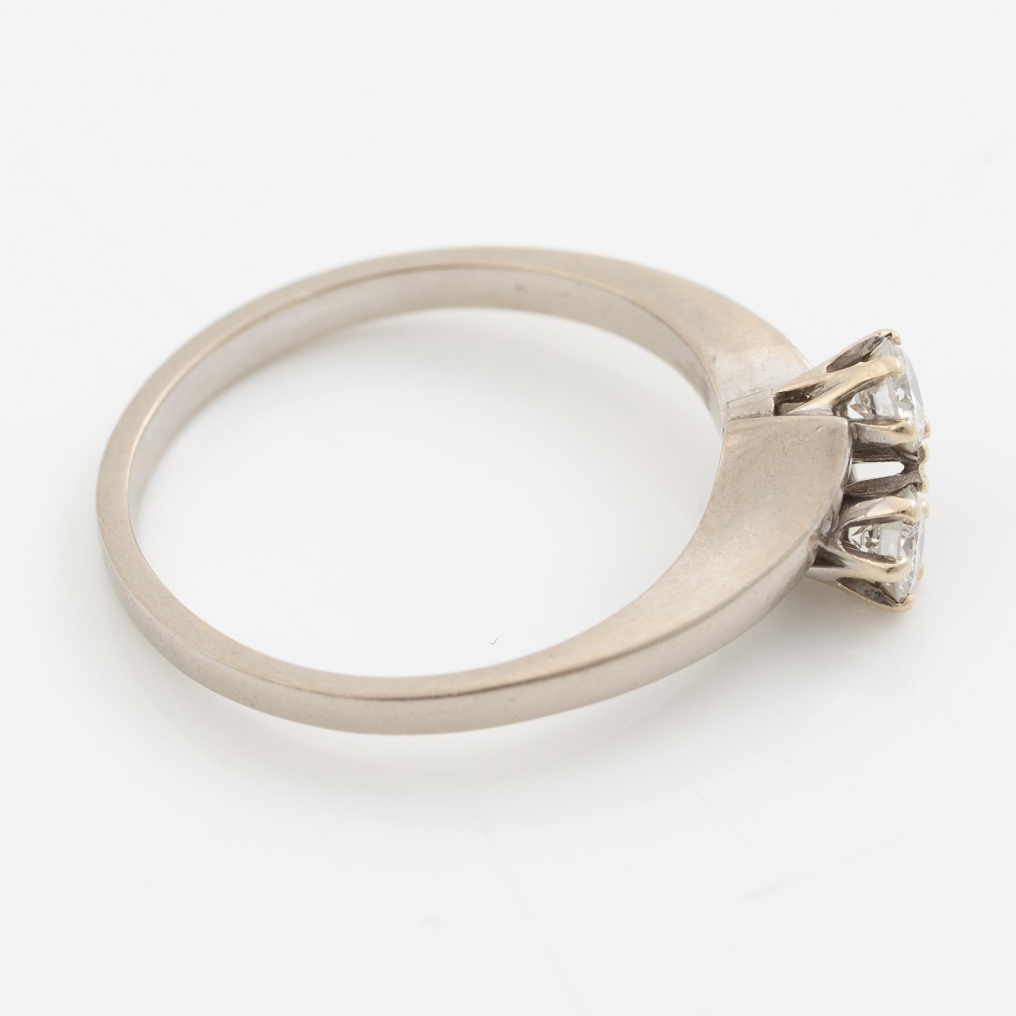 Ring 18K white gold with round brilliant-cut diamonds.