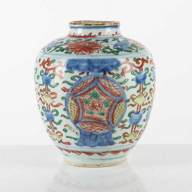 A Chinese wucai porcelain jar, 17th century.
