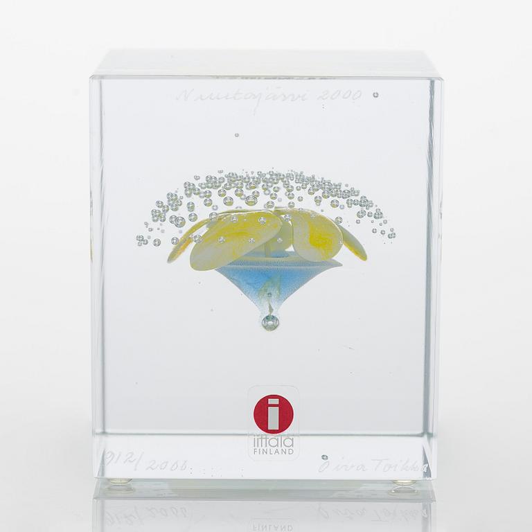 Oiva Toikka, annual glass cube 2000, signed Oiva Toikka Nuutajärvi 2000, 912/2000.