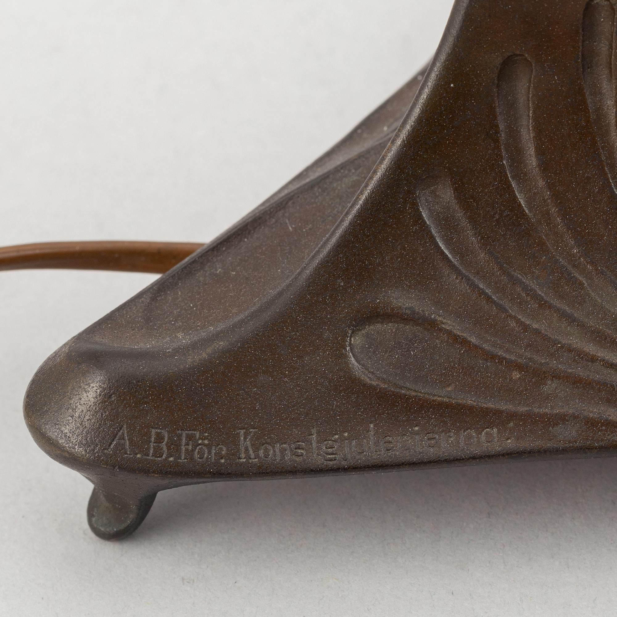 Alf Wallander, an Art Nouveau patinated bronze table lamp, AB Förenade konstgjuterierna, Stockholm 1898-1900.