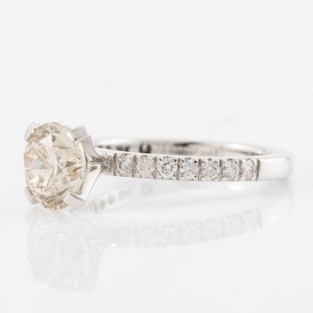 Ring, 18K vitguld med briljantslipad diamant.