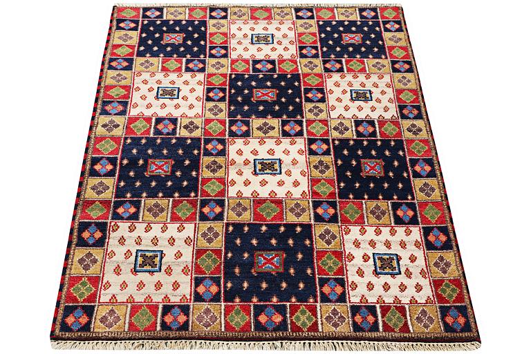 A Kashghai rug, c. 205 x 140 cm.