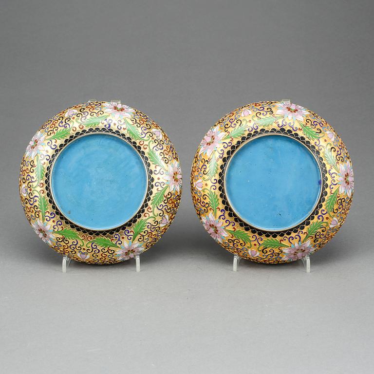 SKÅLAR, ett par, cloisonne, Kina, 1900-talets andra hälft.