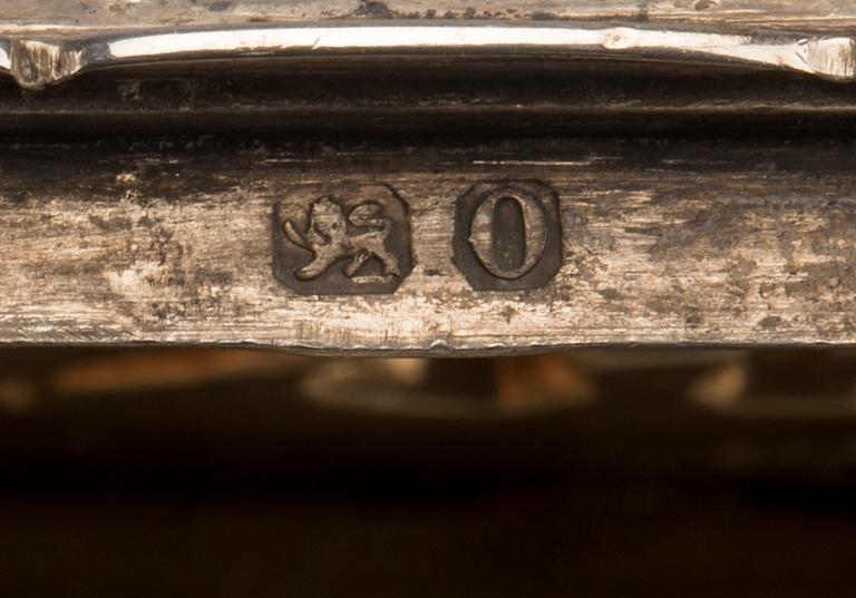 JOHAN GUSTAV HENTZELL dosa silver delvis förgylld, Kalmar 1903 medföljer två engelska dosor.