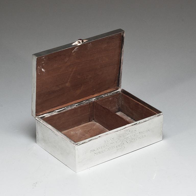CIGARRSKRIN, silver, K Andersson, Stockholm, 1913. Vikt 1650 g.