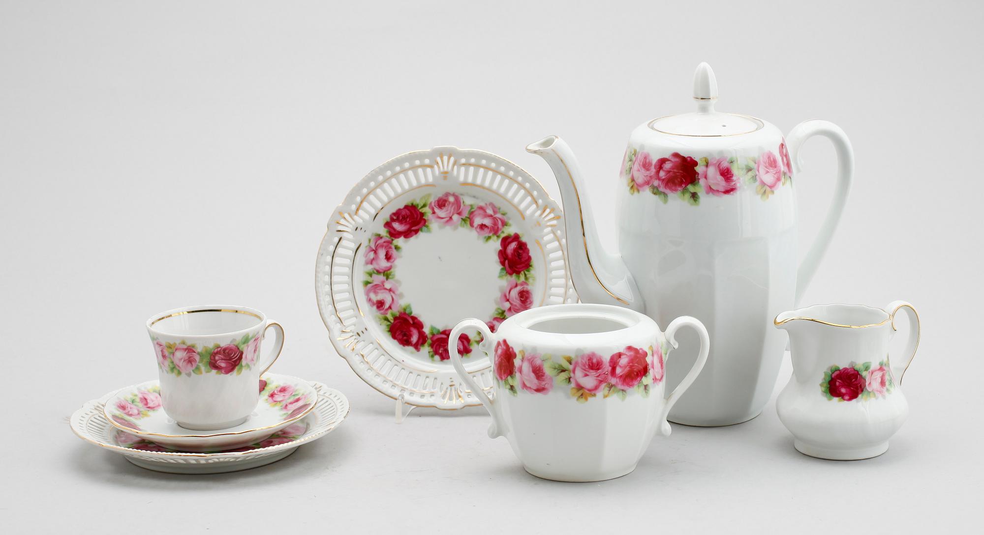 KAFFESERVIS, 25 snarlika delar, 1900-talets mitt.