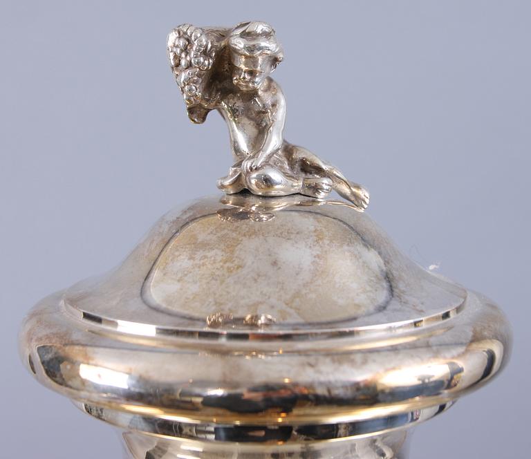 BRÄNNVINSCISTERN, nysilver, bär otydl stmpl, 1900-tal.