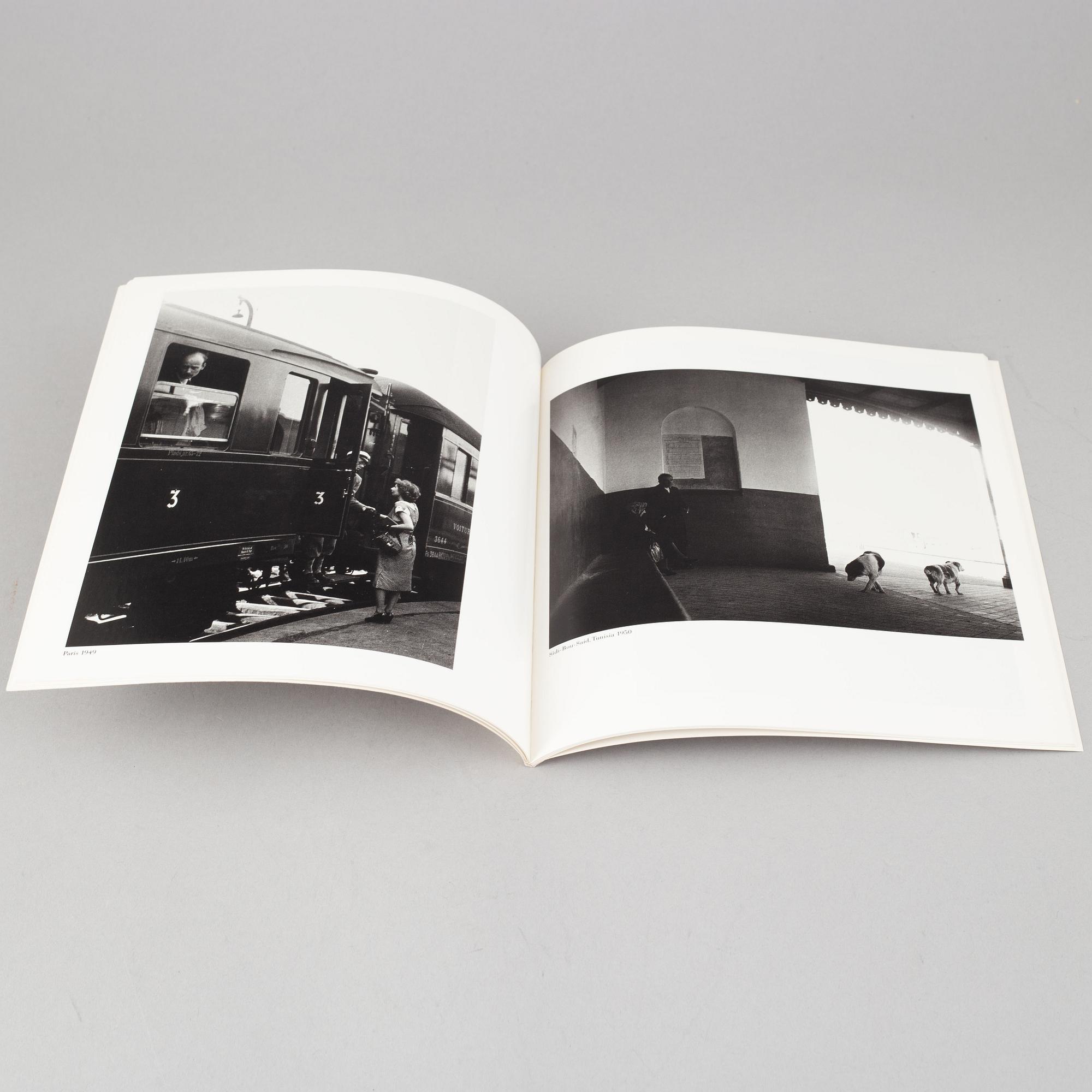 Tiofoto, 2 böcker samt 4 kataloger, några med dedikation.