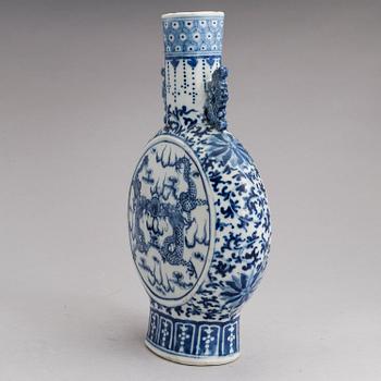 A blue and white moon flask, Qing dynasty, 19th Century.