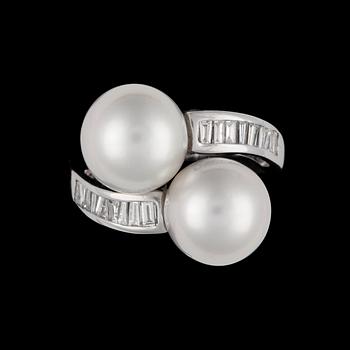 1021. A South sea pearl ring set with tapered- cut diamonds, tot. app. 0.70 ct.