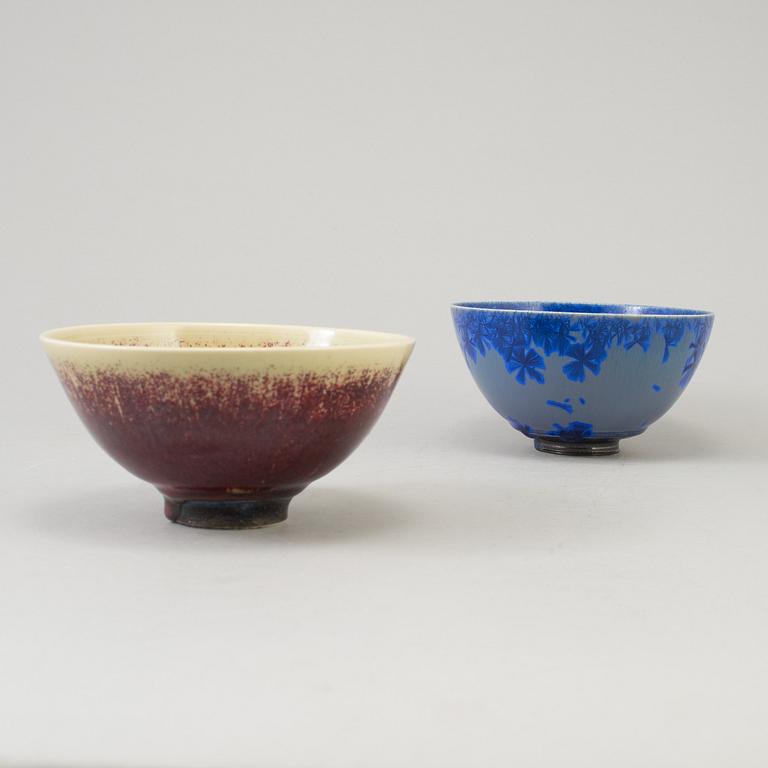 A lot of two glazed stoneware bowls by Isak Isaksson, Sweden.