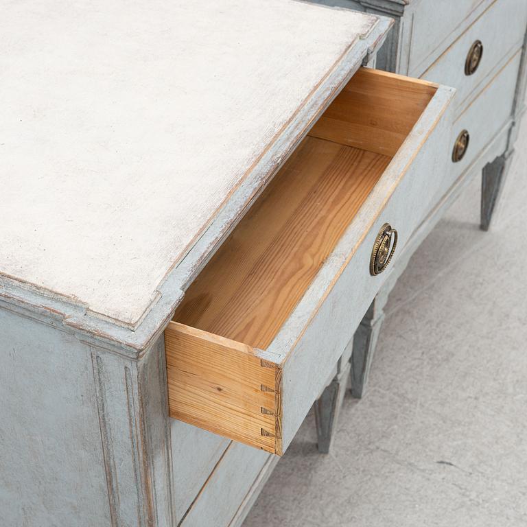 Chests of drawers, a pair, Gustavian style, 19th century.